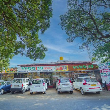 ホテル Veggies Residency & Pure Veg Restaurant マハバレシュワール エクステリア 写真