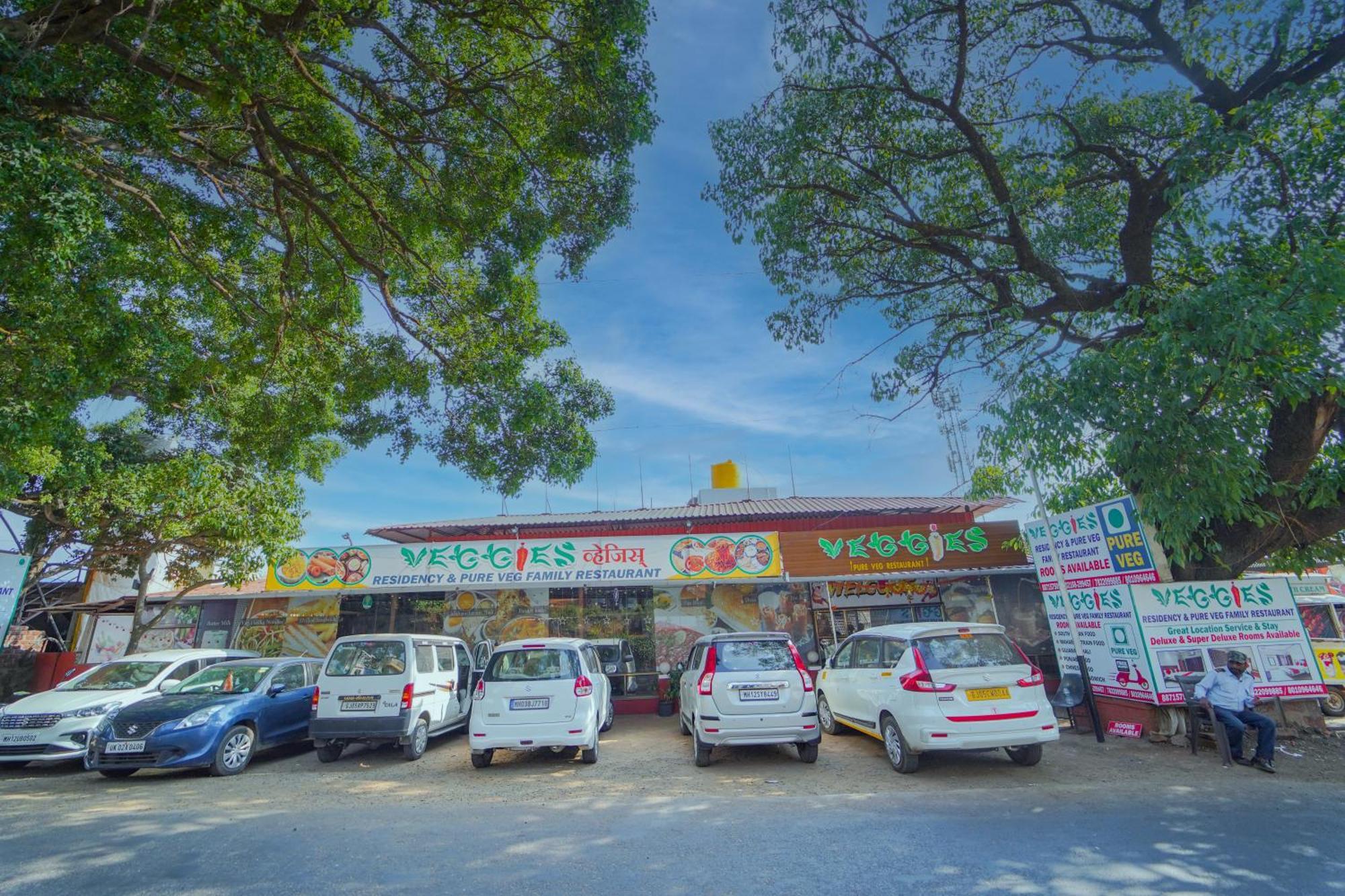 ホテル Veggies Residency & Pure Veg Restaurant マハバレシュワール エクステリア 写真